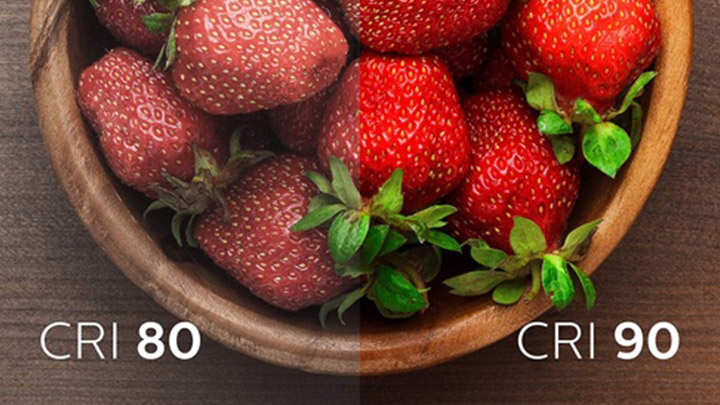 Två bilder på jordgubbar med låg och hög färgåtergivning